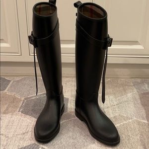 Burberry riding rainboot with belt size 36